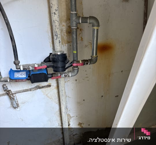 התקנת שסתום אל חוזר ומערכת שעון מים בצנרת גלויה